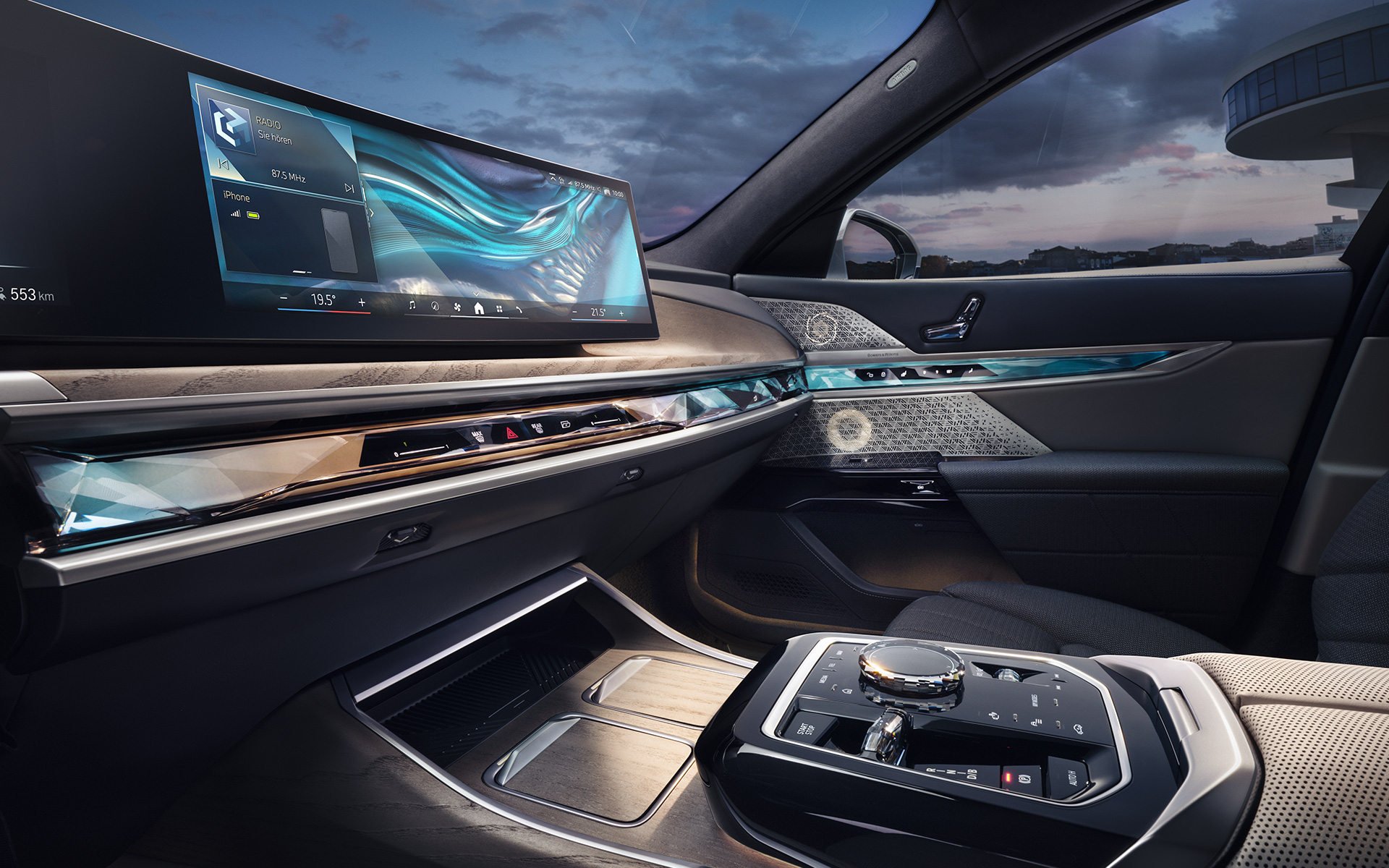 Dashboard und Interaction bar Illuminated touch/control strip BMW i7 Sedan G70 interior 
