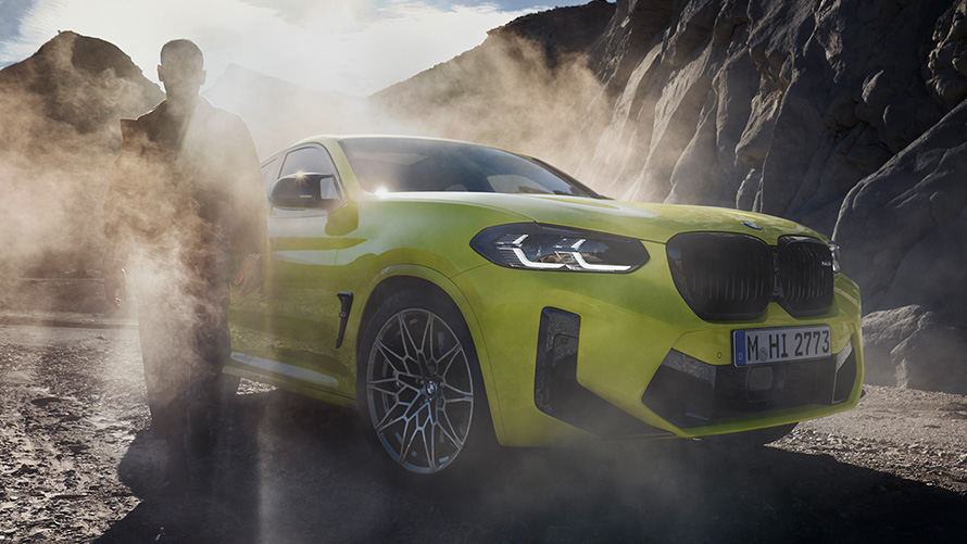 BMW X4 M Competition F98 LCI Facelift 2021 Sao Paulo Yellow three-quarter front view with man in fog